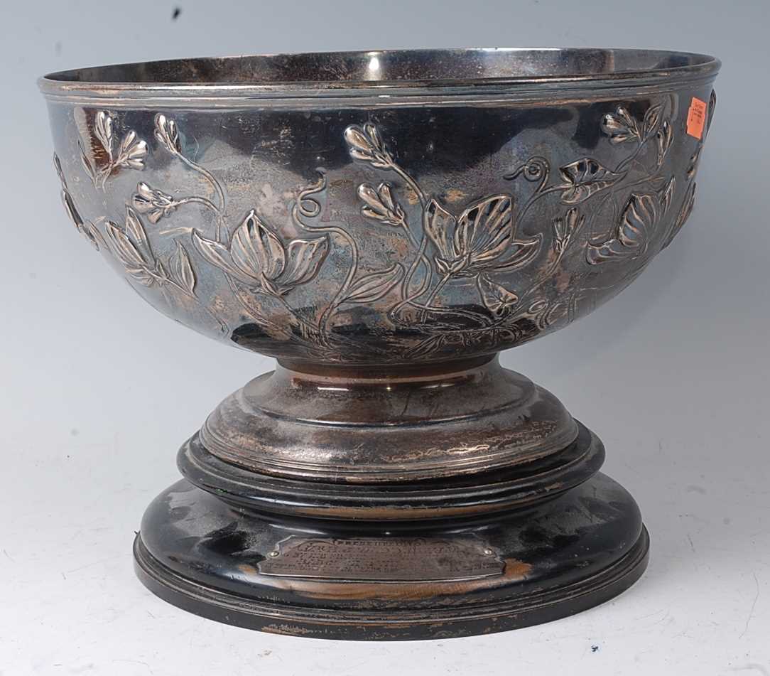 An Edwardian silver footed rose bowl, the whole chased with flowers and foliage, 29oz, maker - Image 5 of 5