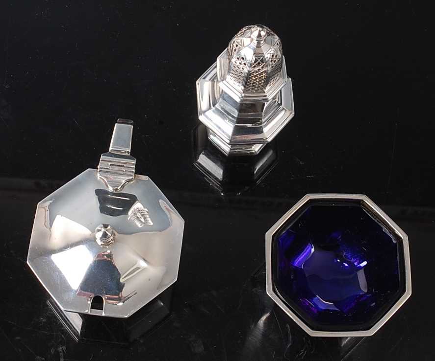 A modern silver three-piece cruet set, comprising open table salt with blue glass liner, - Image 2 of 6