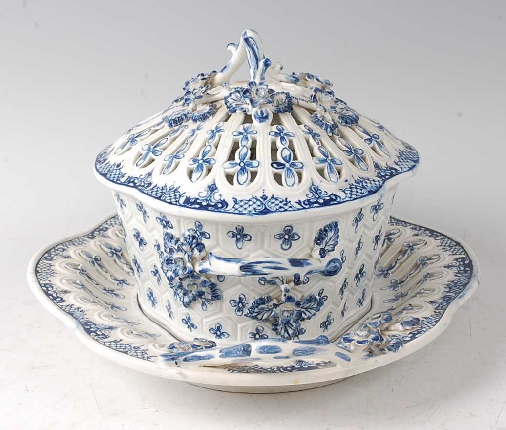 A Lowestoft porcelain chestnut basket and cover on stand, circa 1775-1885, underglaze blue decorated - Image 4 of 7