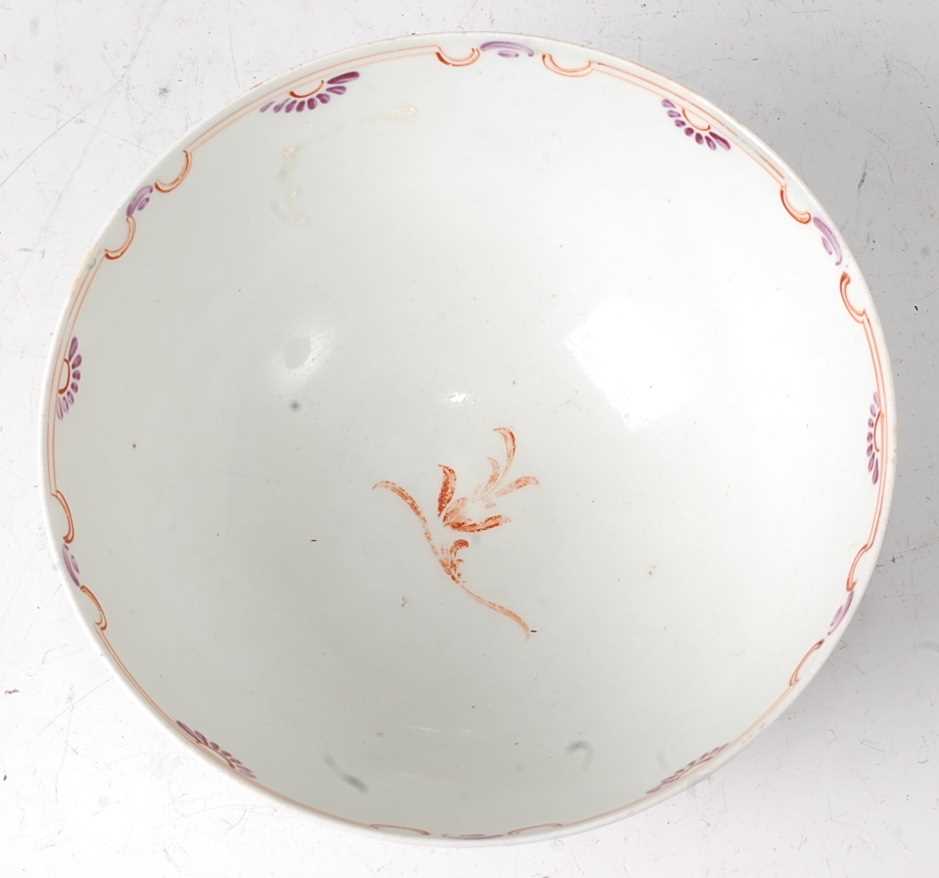 A Lowestoft porcelain footed slop bowl, circa 1780, polychrome decorated in the Famille Rose palette - Image 5 of 6