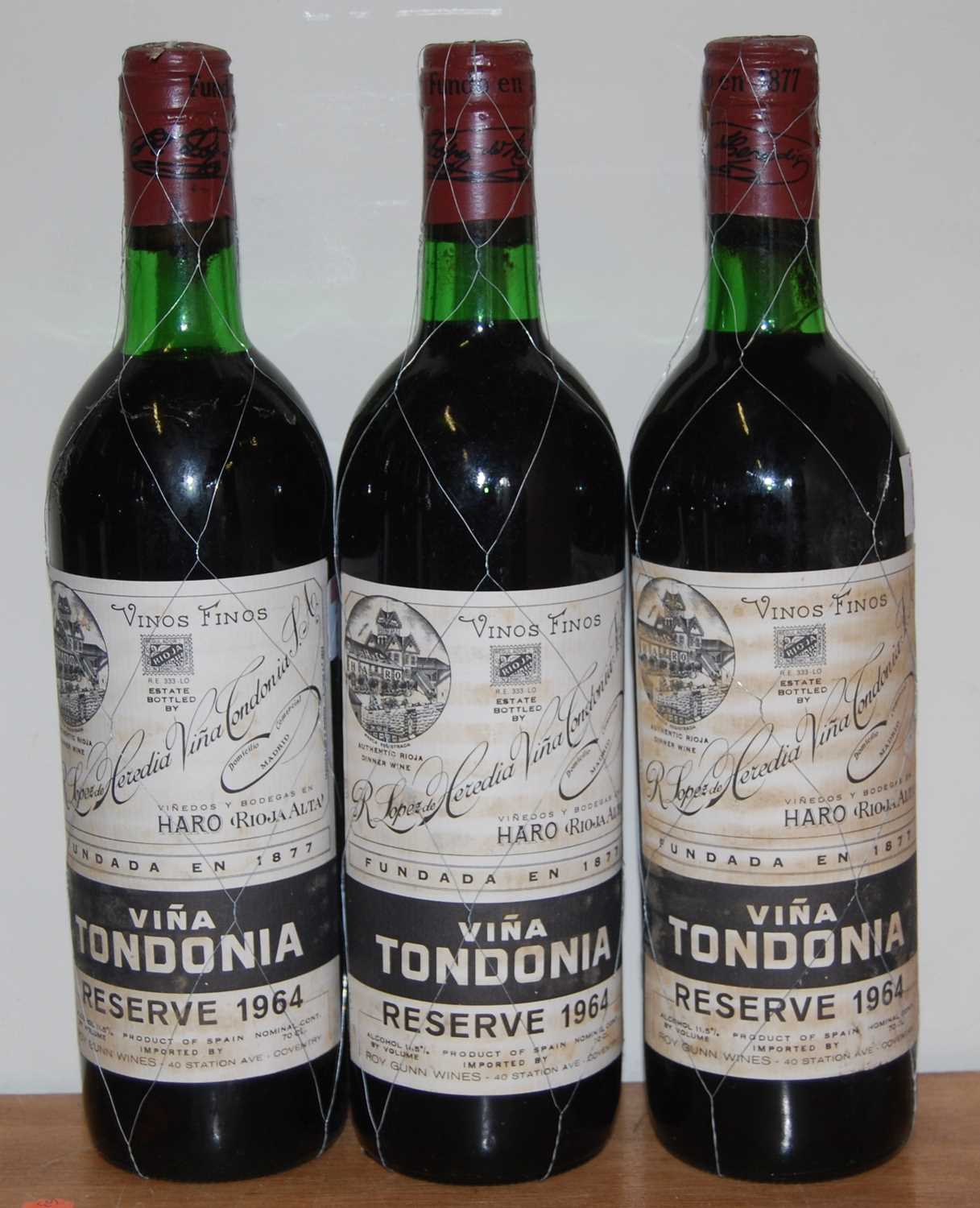 R. Lopez de Heredia vina Tondonia Reserva, 1964, Rioja, three bottles (3)Condition report: Levels