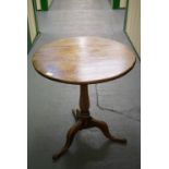 A Georgian oak tripod table, 61 cm diameter x 70 cm high