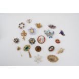 A quantity of predominately 1950s costume jewellery brooches