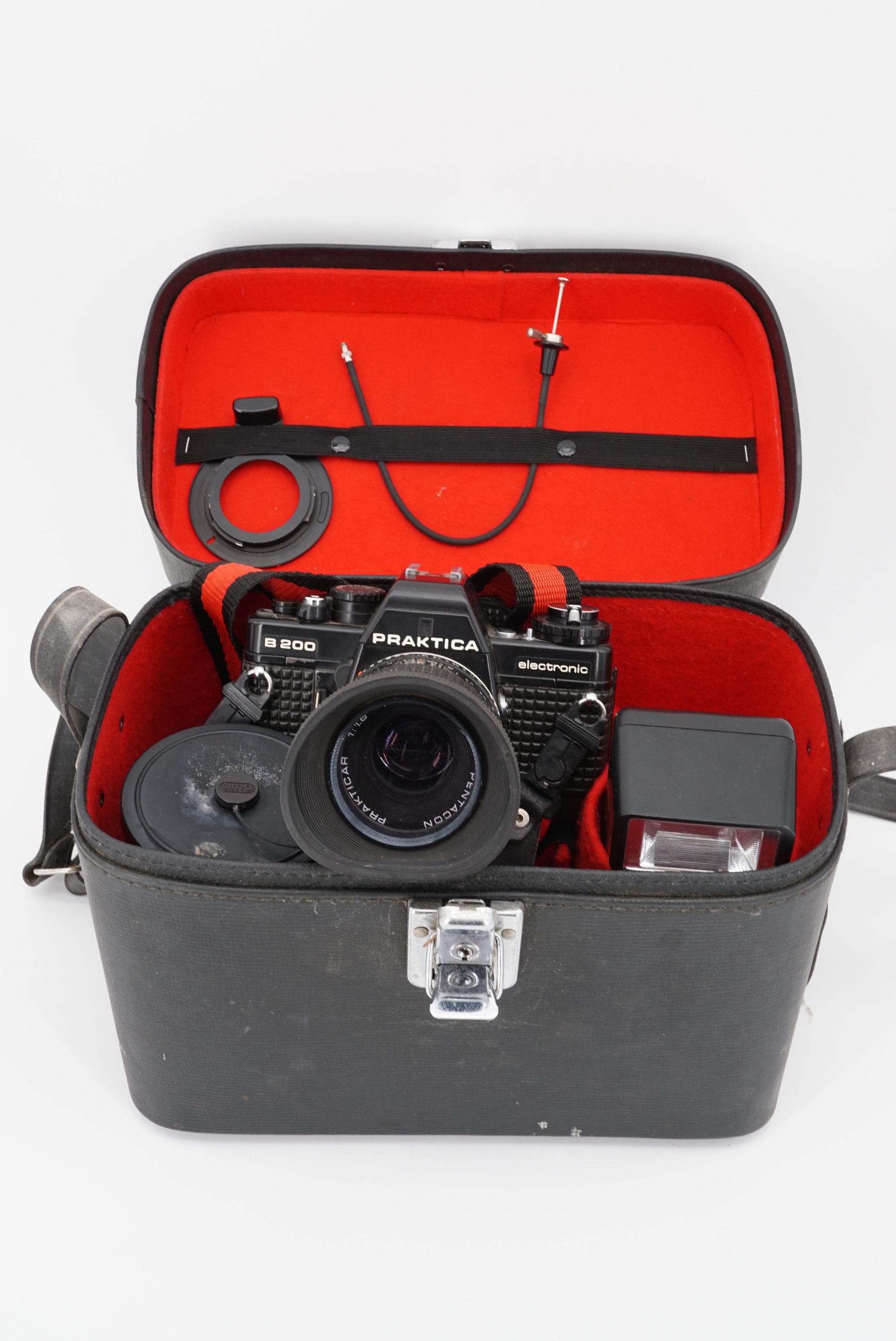 A Praktica B200 camera, Sunpak MX118 flash gun and Hoya 37 mm - 105 mm 1:3.5 lens