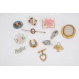 Vintage costume jewellery, including 1950s Perspex brooches, a late 19th / early 20th Century gilt