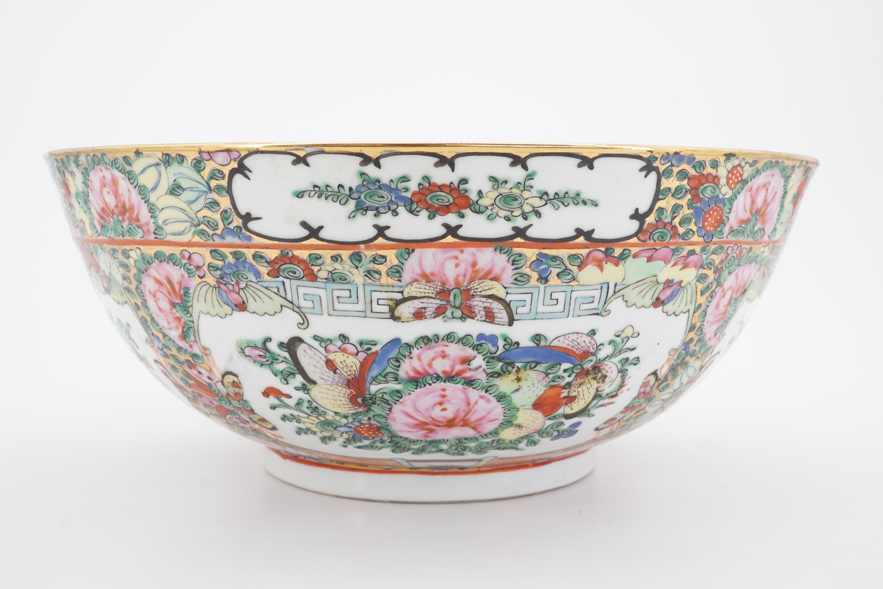 A Chinese famille-rose bowl, 25 cm - Image 2 of 2