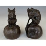 A pair of Heredities cold-cast bronze mice on apples, 11 cm