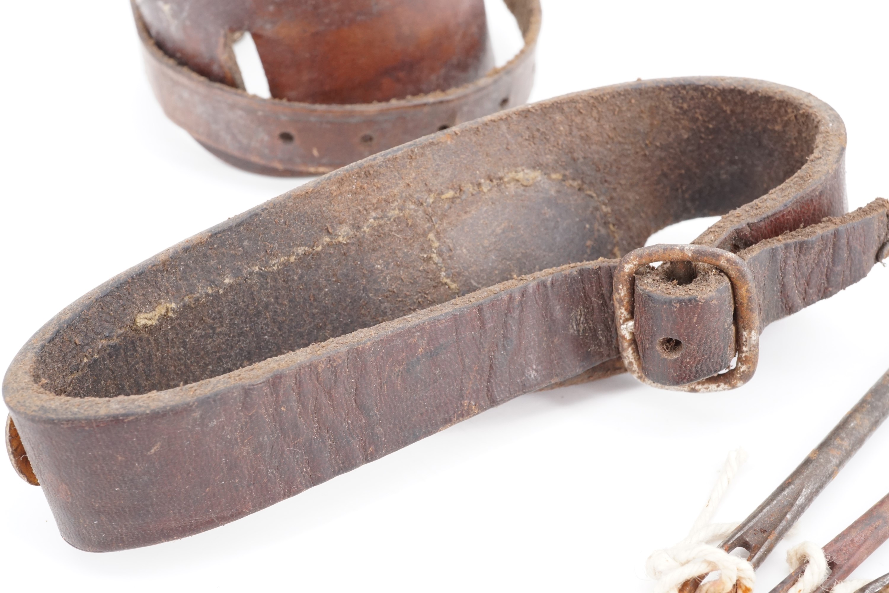 A leather working palm protector, various needles and a wrist strap - Image 3 of 4