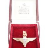 An enamelled two-colour 9ct gold Parachute Regiment sweetheart brooch, 4 cm, 5 g