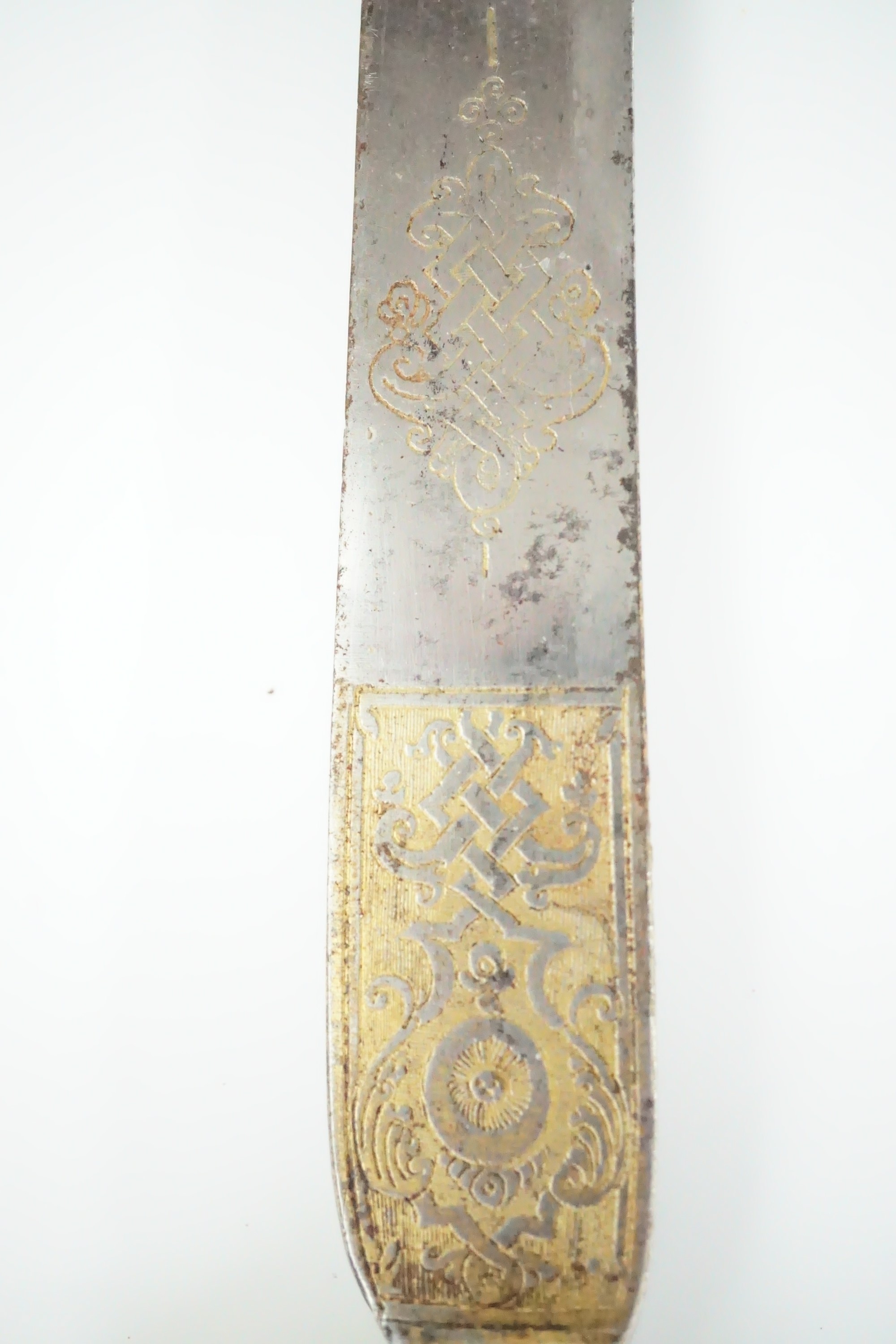 A fine 17th Century hunting knife, the subtly curved blade bearing parcel-gilt etched panels - Image 6 of 6