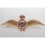 An RAF enamelled yellow metal sweetheart brooch, stamped 9 ct and tested as gold, 4 cm, 3 g