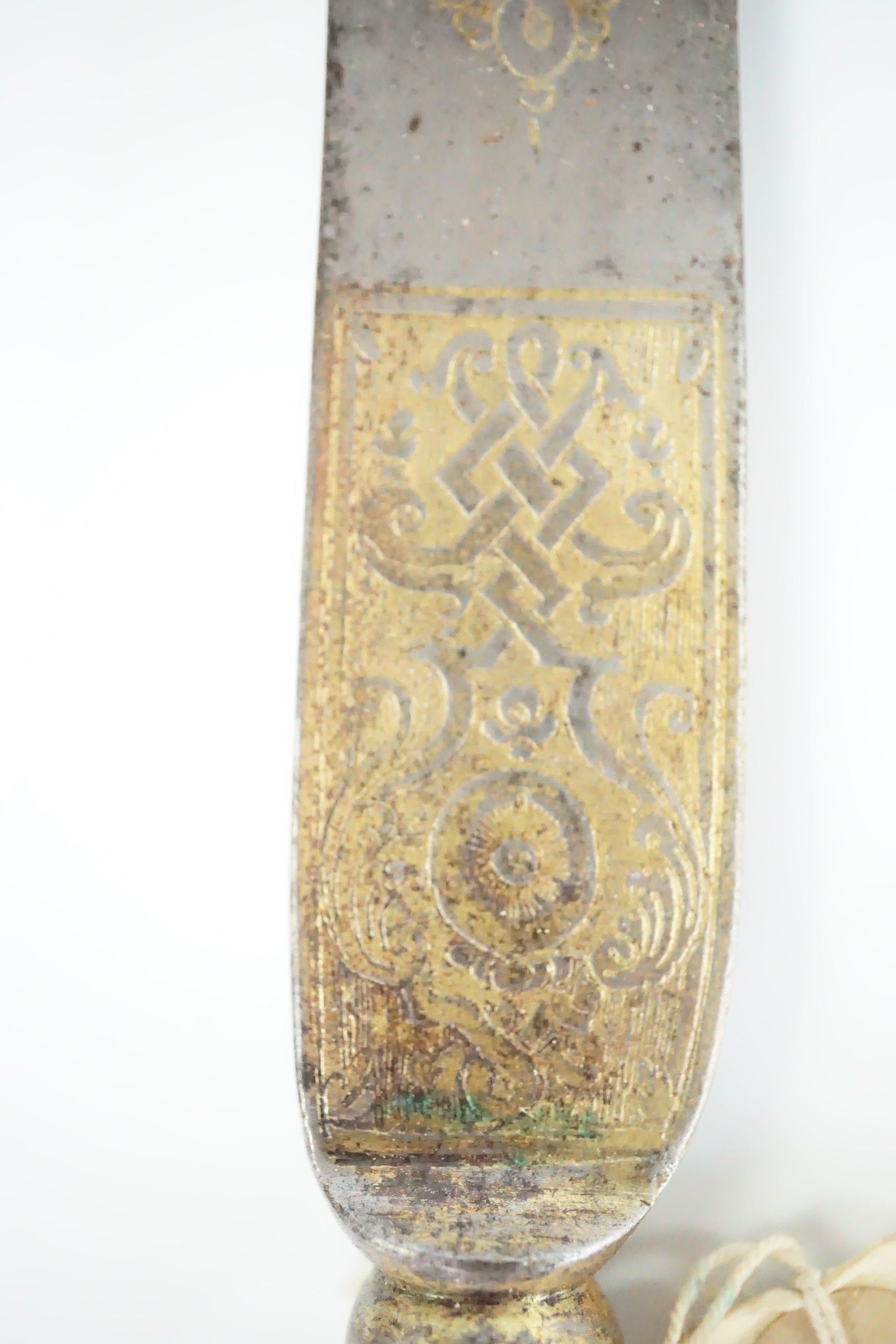A fine 17th Century hunting knife, the subtly curved blade bearing parcel-gilt etched panels - Image 3 of 6