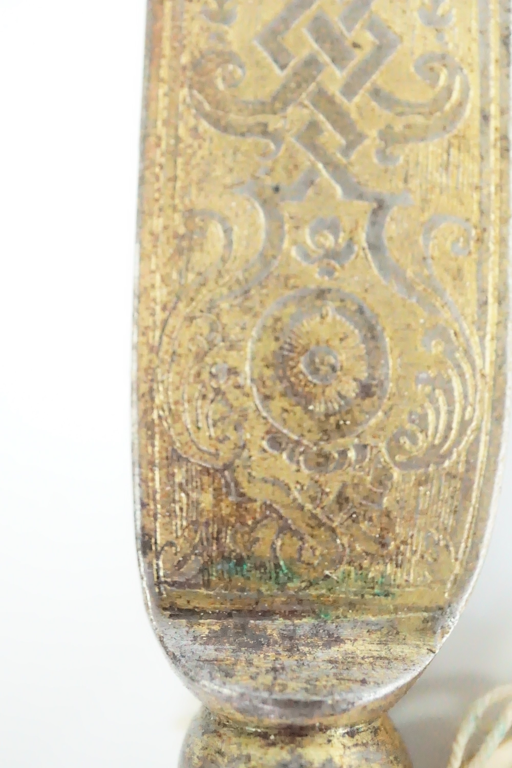 A fine 17th Century hunting knife, the subtly curved blade bearing parcel-gilt etched panels - Image 4 of 6