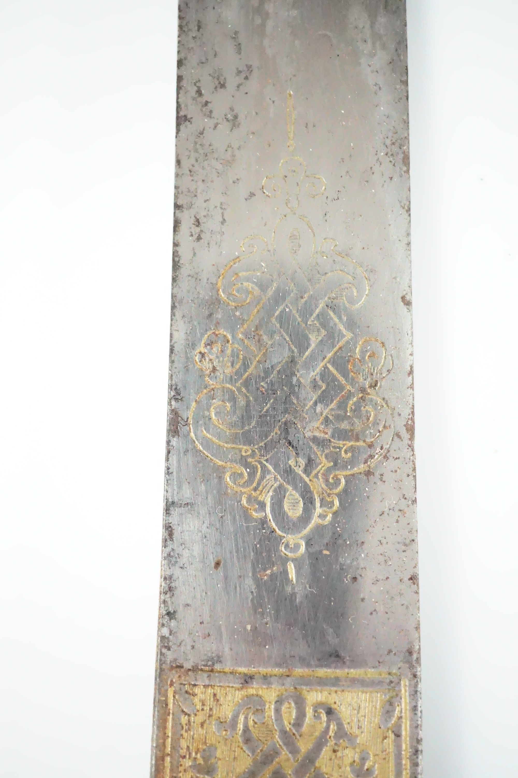 A fine 17th Century hunting knife, the subtly curved blade bearing parcel-gilt etched panels - Image 5 of 6
