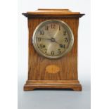 An oak mantle clock, 31 cm high