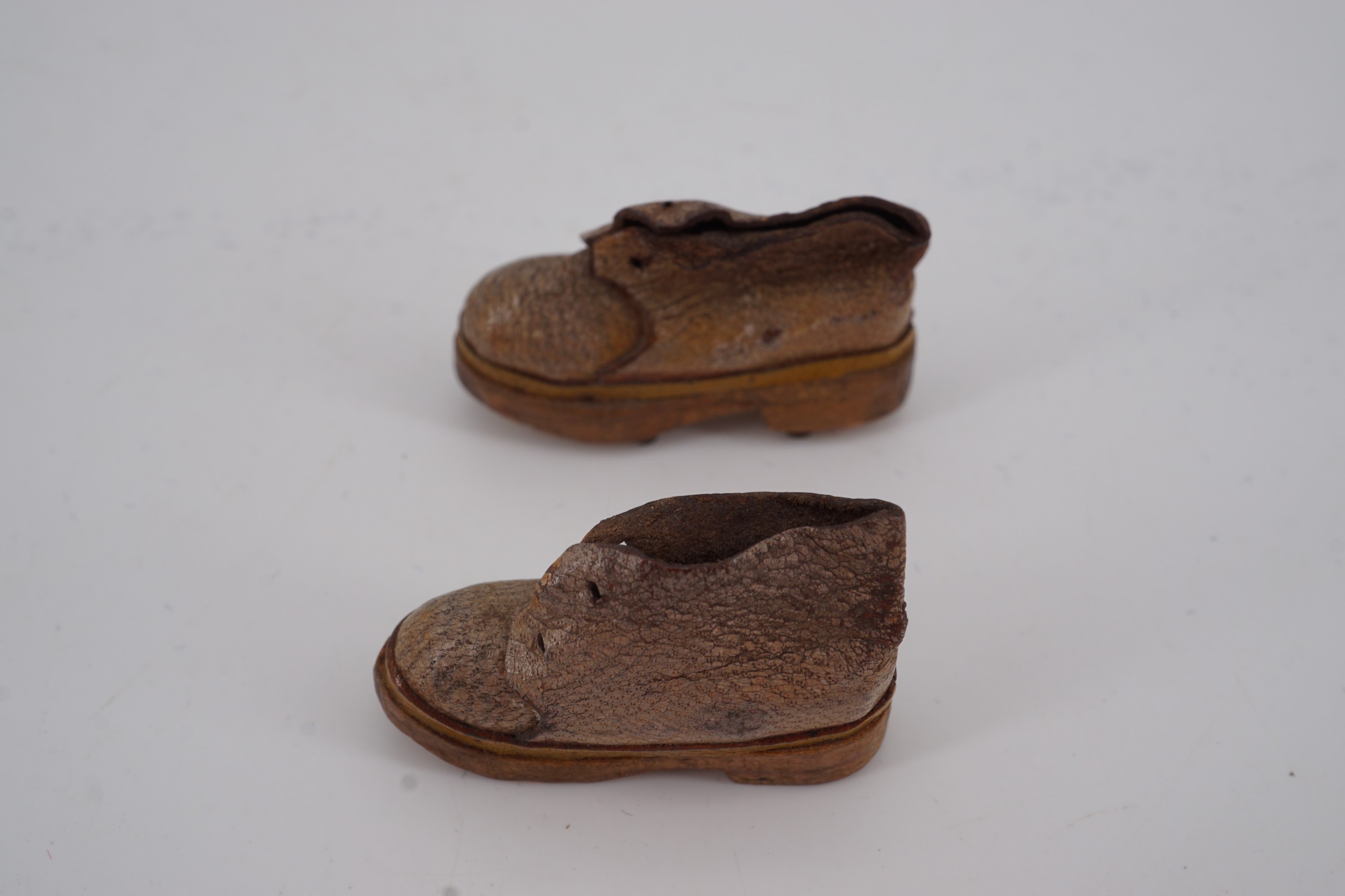 A pair of miniature clogs - Image 2 of 2