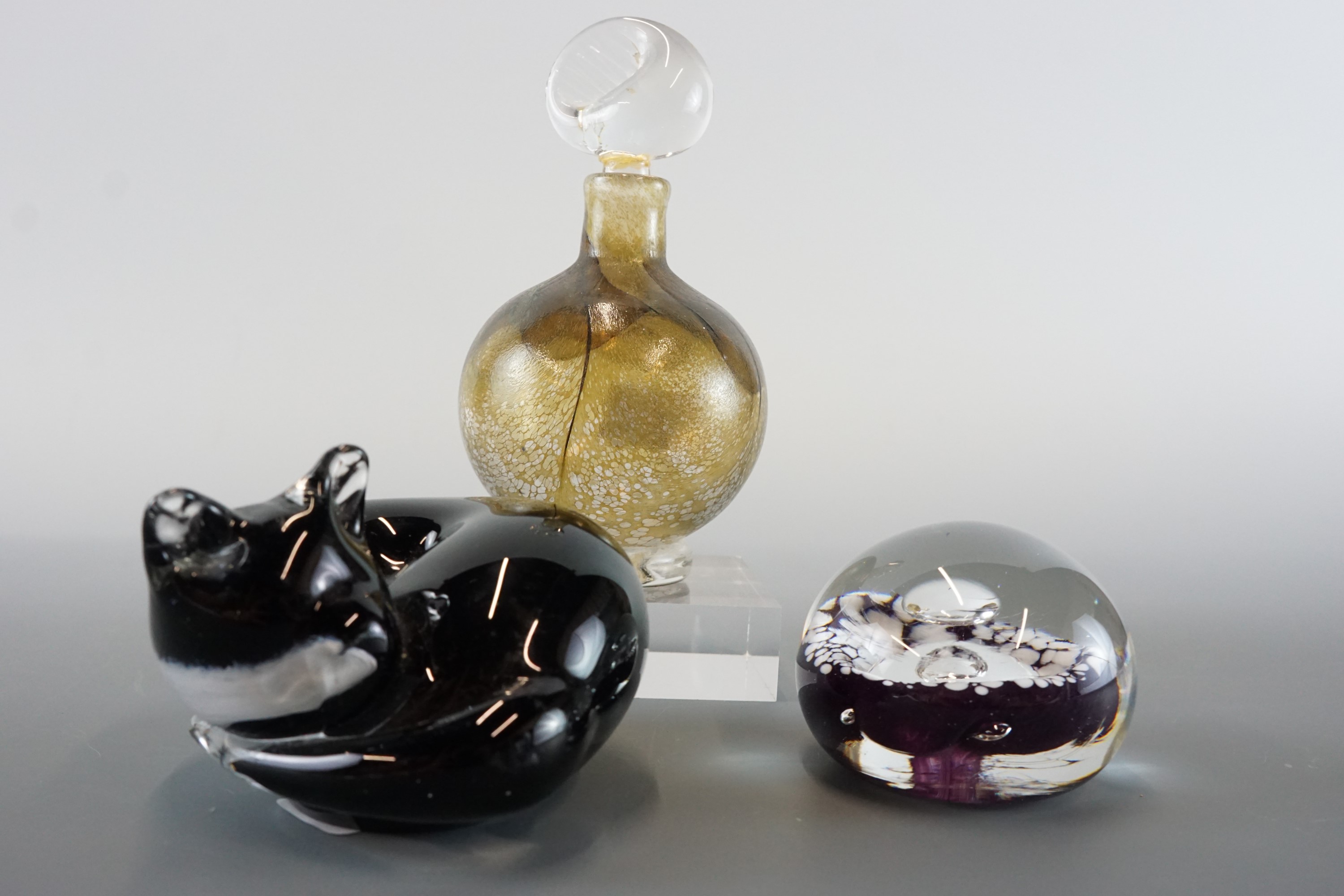 A Langholm glass cat-form paperweight, a scent bottle and a paperweight