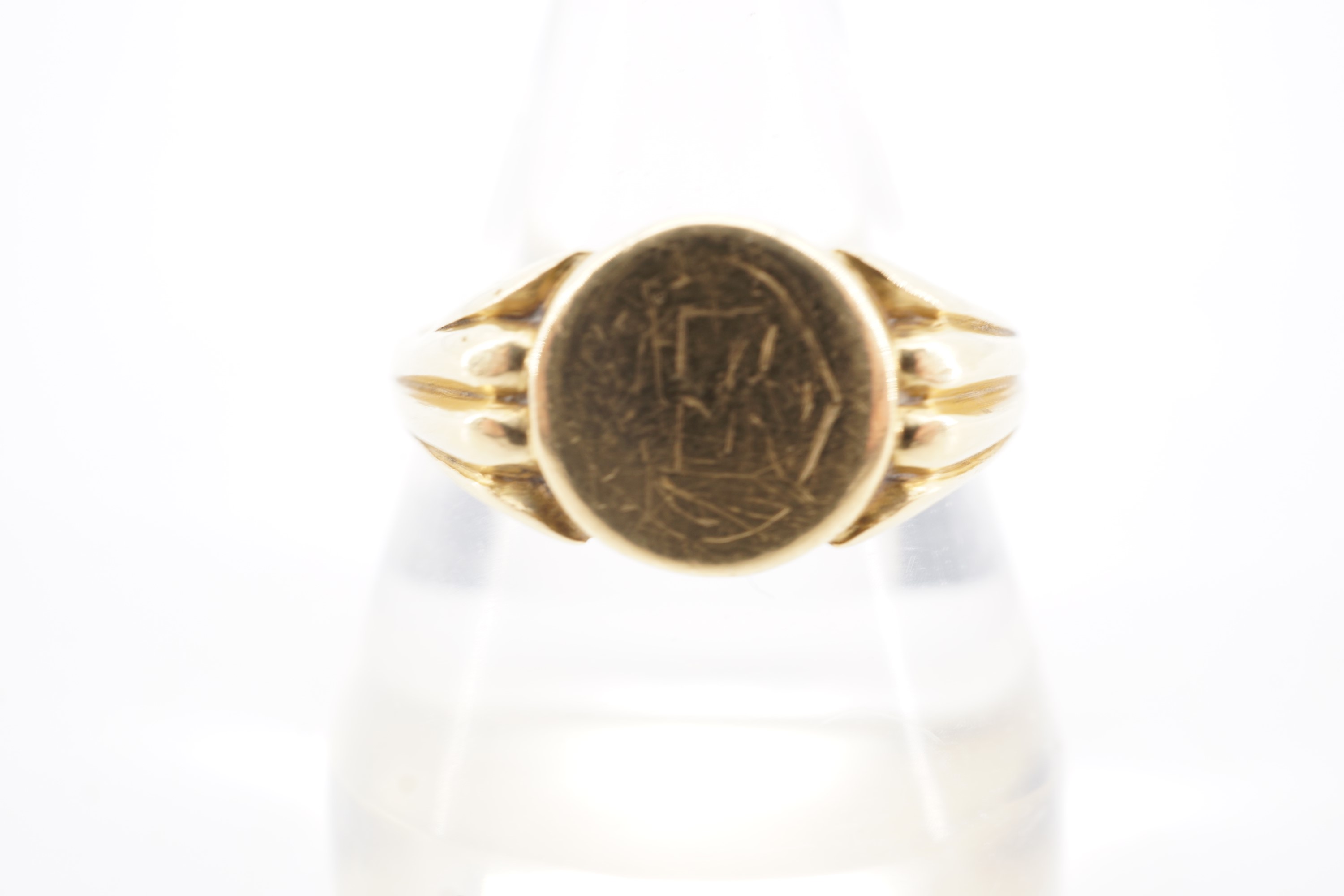 An early 20th Century 18 ct gold signet ring, the circular face bearing an engraved monogram and set