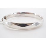A 1970s heavy silver hinged bangle, faceted overall, Birmingham, 1973, 46 g, 62 x 53 mm