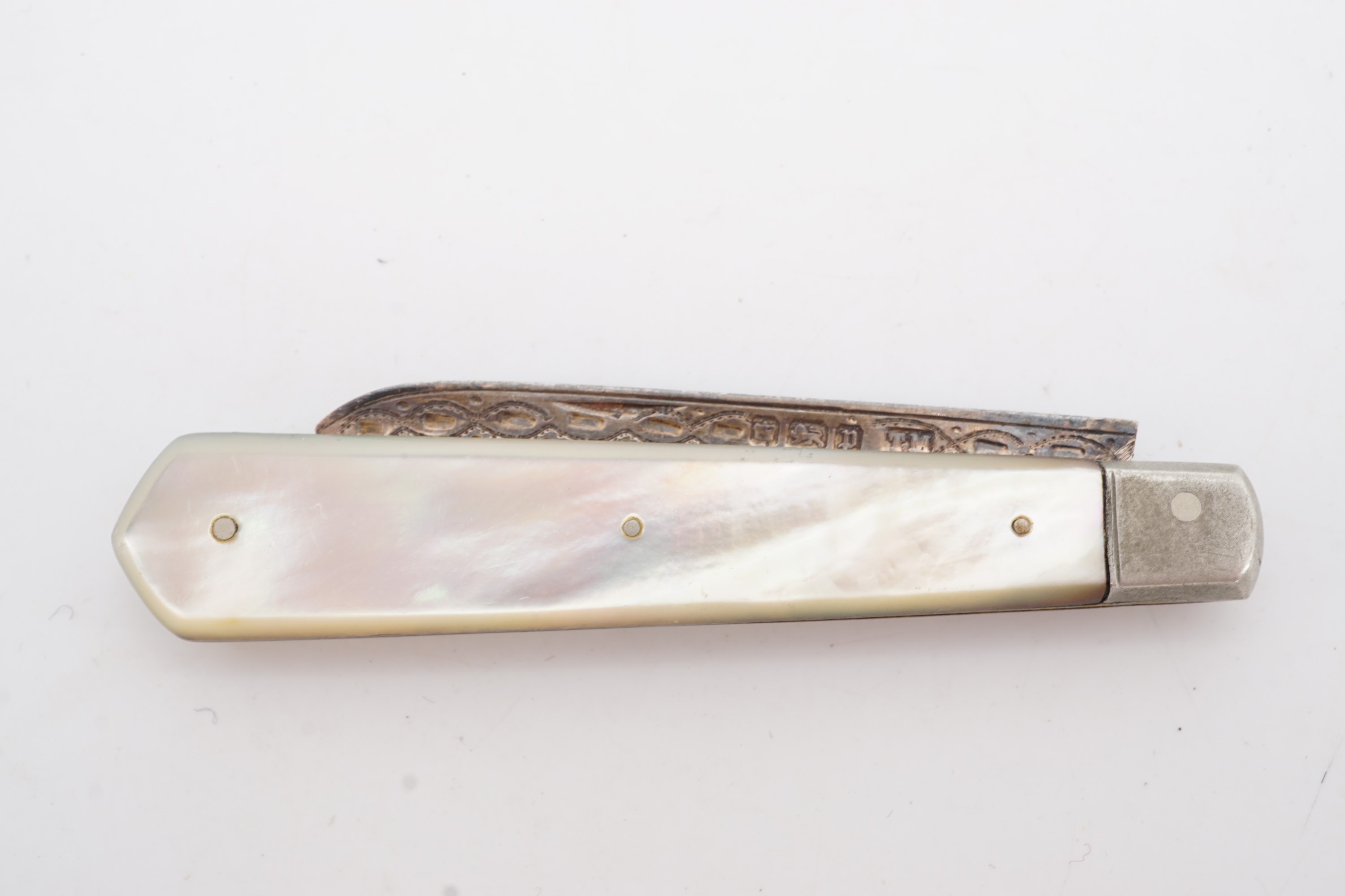 A Victorian silver and mother-of-pearl pocket folding fruit knife - Image 2 of 2