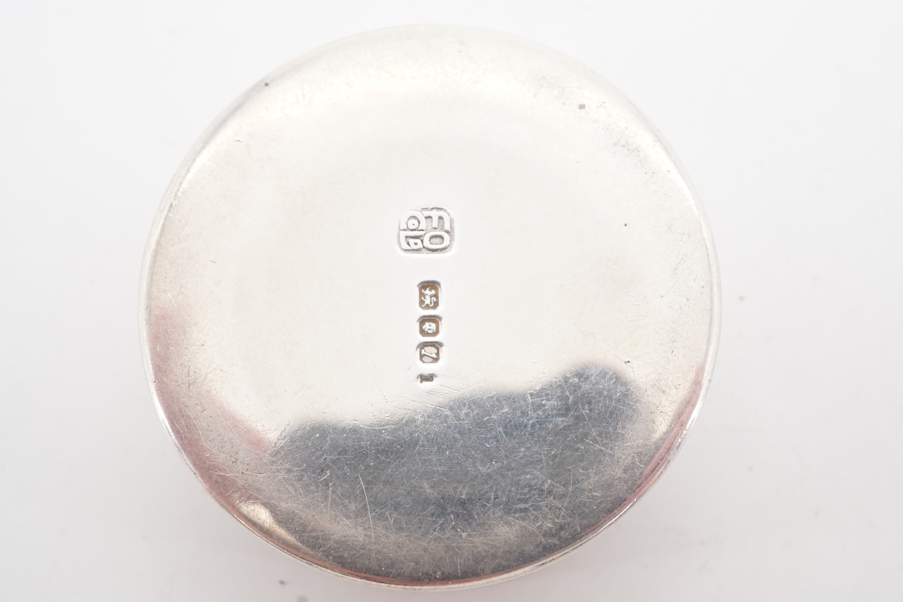 A silver drum-form pill box, F Osborne & Co Ltd, London, 1966, 43 mm, 29 g - Image 2 of 2