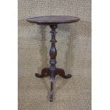 A Victorian mahogany tripod wine table with baluster-turned column and tray top, 45 cm x 76 cm