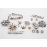 A quantity of vintage diamante and paste costume jewellery including starburst brooches and a pink