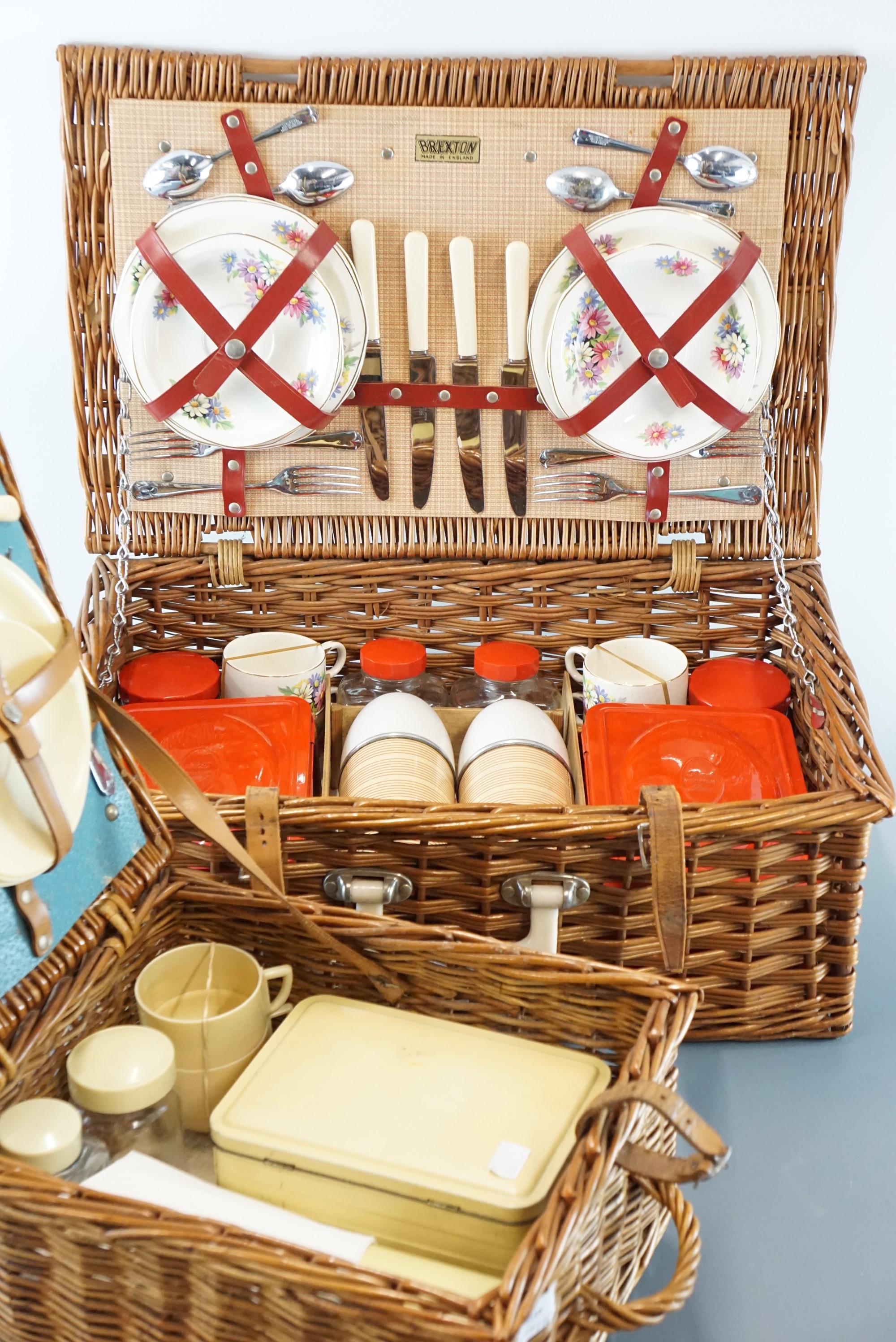 Brexton and Sirram picnic hampers - Image 2 of 2