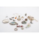 A quantity of vintage jewellery including a silver pendant modelled as a stylized hedgehog, a Ruskin