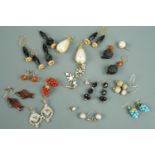 Several sets of vintage earrings including examples in jade