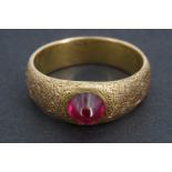 An Imperial Russian 56 Zolotnik standard (14 ct) yellow metal and ruby cabochon ring, the subtly