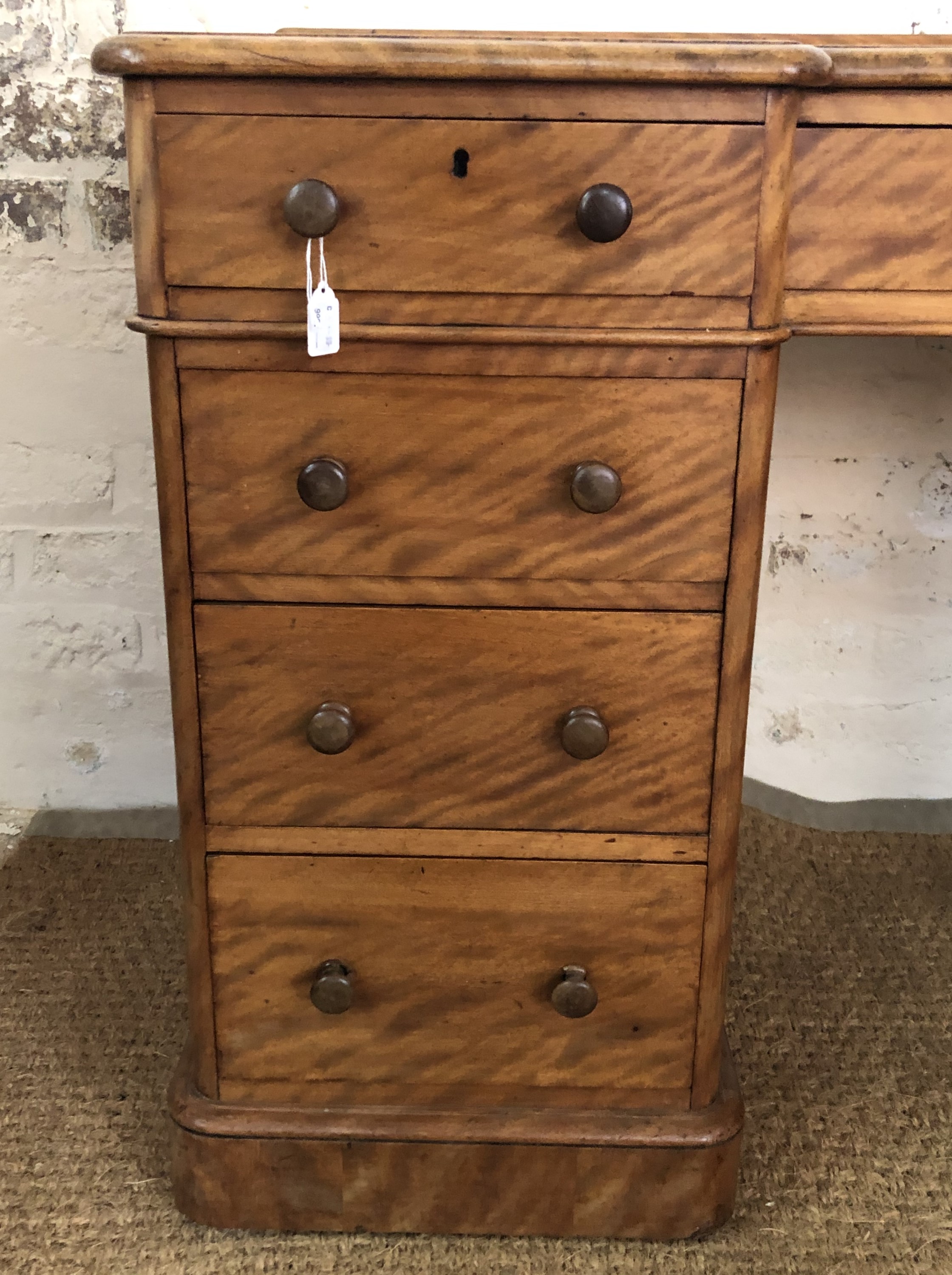 A Victorian satin walnut reverse break front pedestal desk, 122 cm x 59 cm x 80 cm high - Image 2 of 3