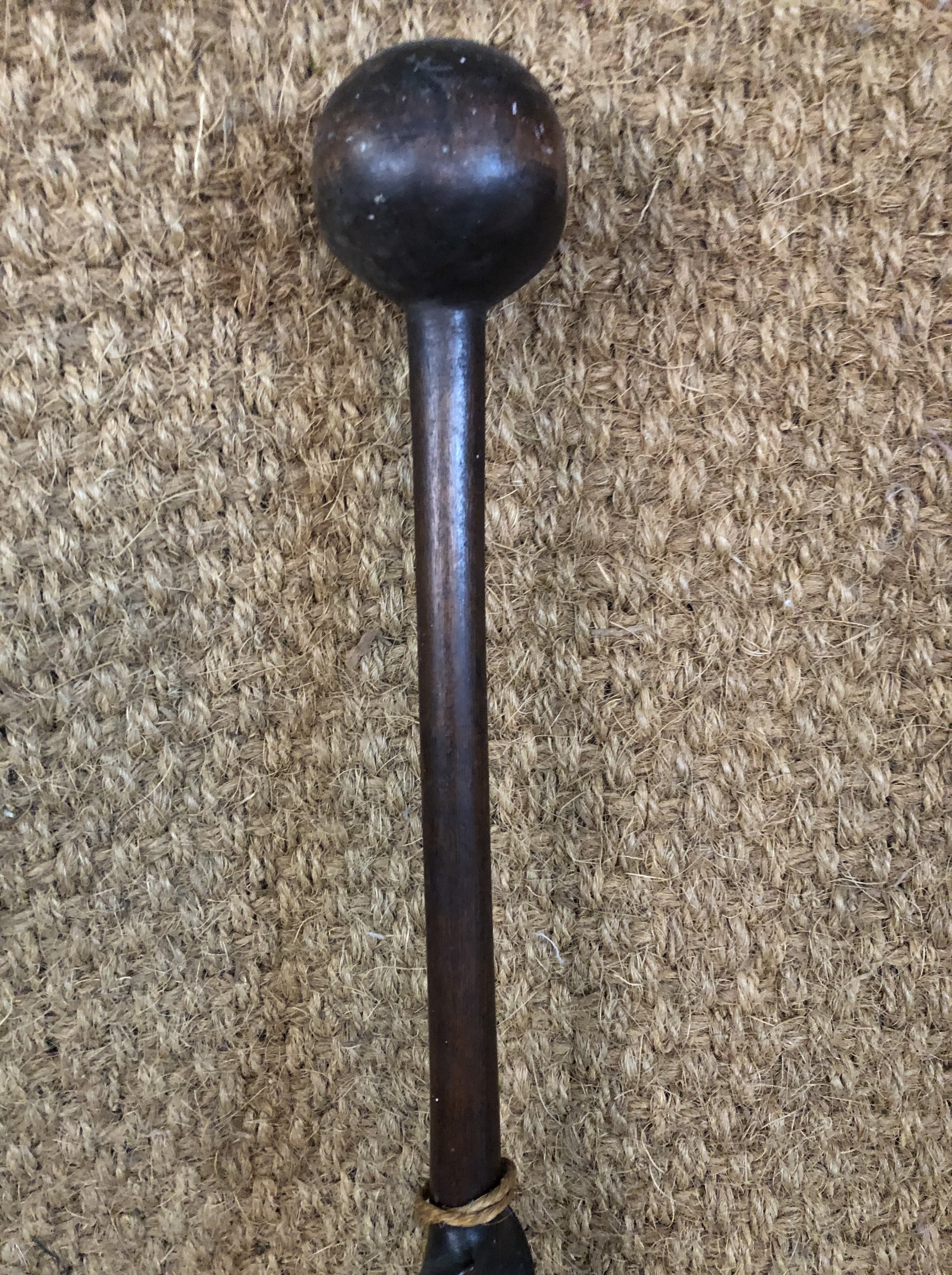 An antique southern African / Zulu leader's carved wooden staff, having a knobkerrie-like oblate - Image 2 of 4