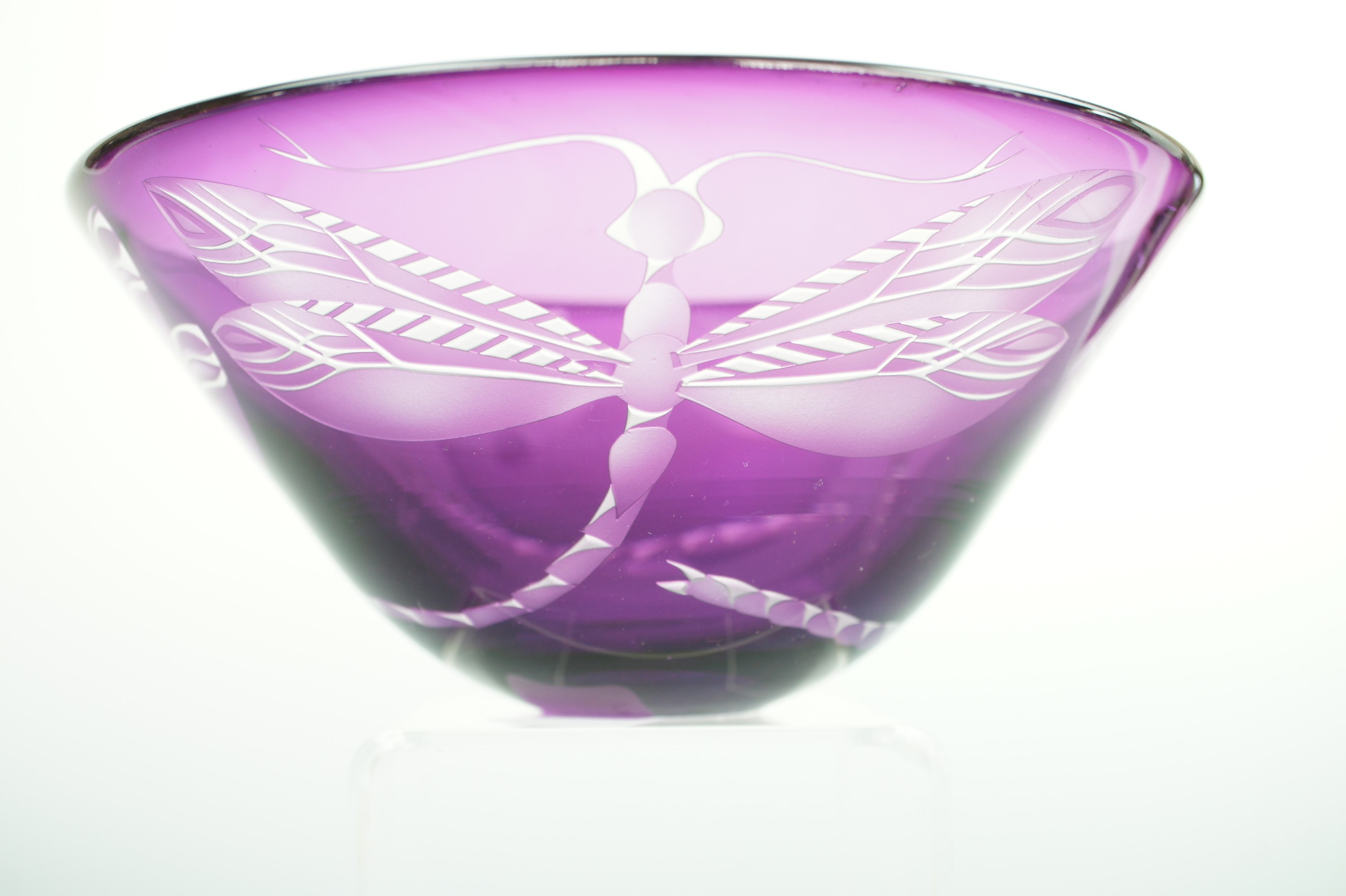 A contemporary Julia Linstead art glass dragonfly pattern amethyst glass bowl, 16 cm