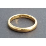 A 22ct gold wedding band, 4.9g