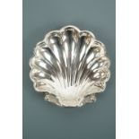 A Portuguese silver scallop shell butter dish, with 833 fineness hallmark for 1938, 69.1g