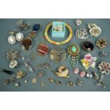 A quantity of vintage and later costume jewellery etc