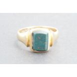 A Victorian 15 ct gold signet ring with vacant bloodstone matrix, Birmingham, 1891, approx R