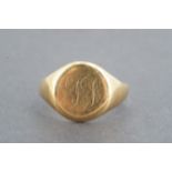 A 9 ct gold signet ring, the circular face bearing an engraved monogram, Q/R, 5.2 g