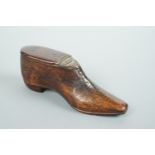 A Victorian treen pocket snuff box modelled as a gentleman's shoe, 11 cm