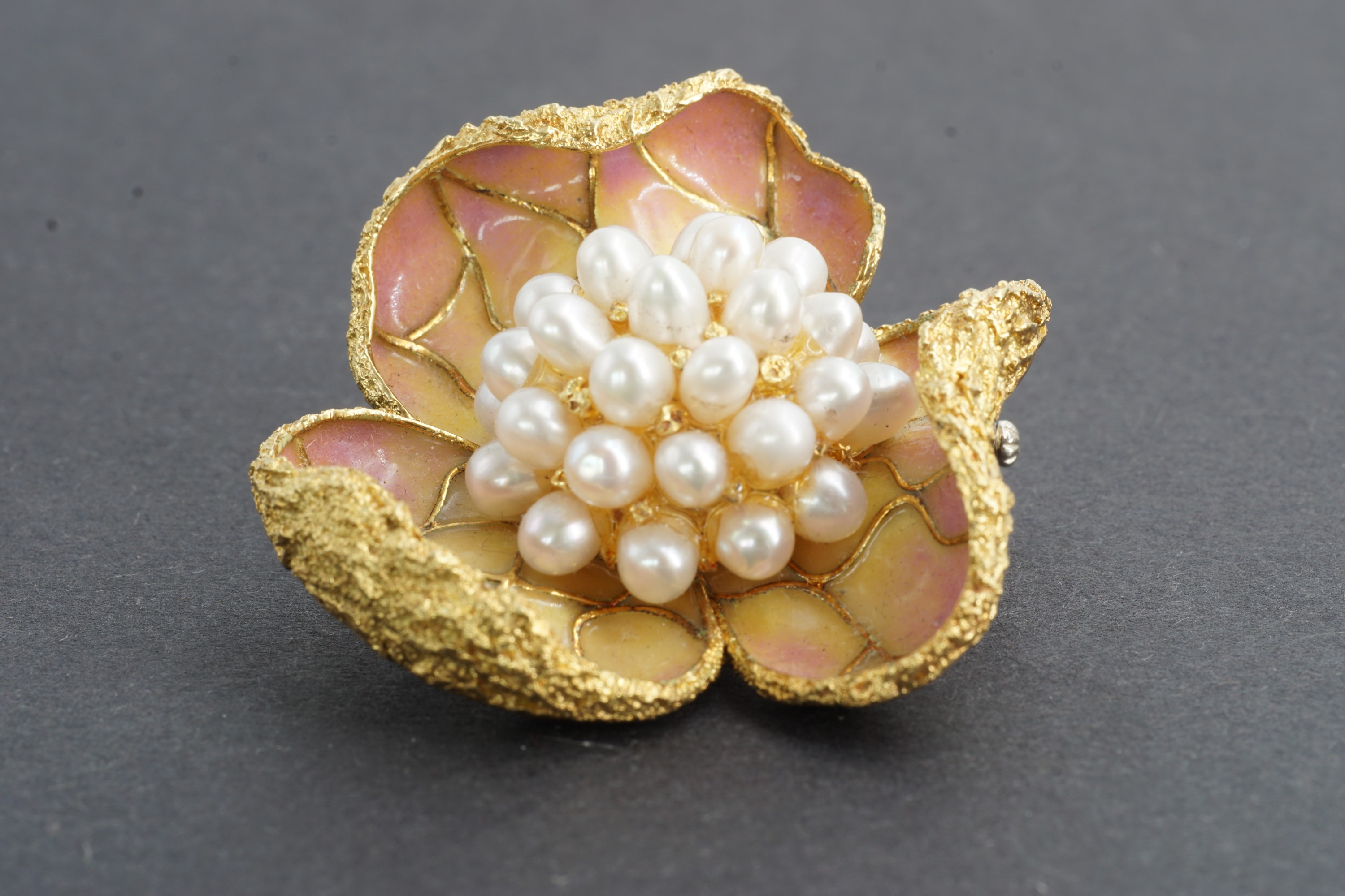 An impressive Italian 18K gold and pearl brooch in the form of a stylized flower head, centrally set - Image 4 of 4