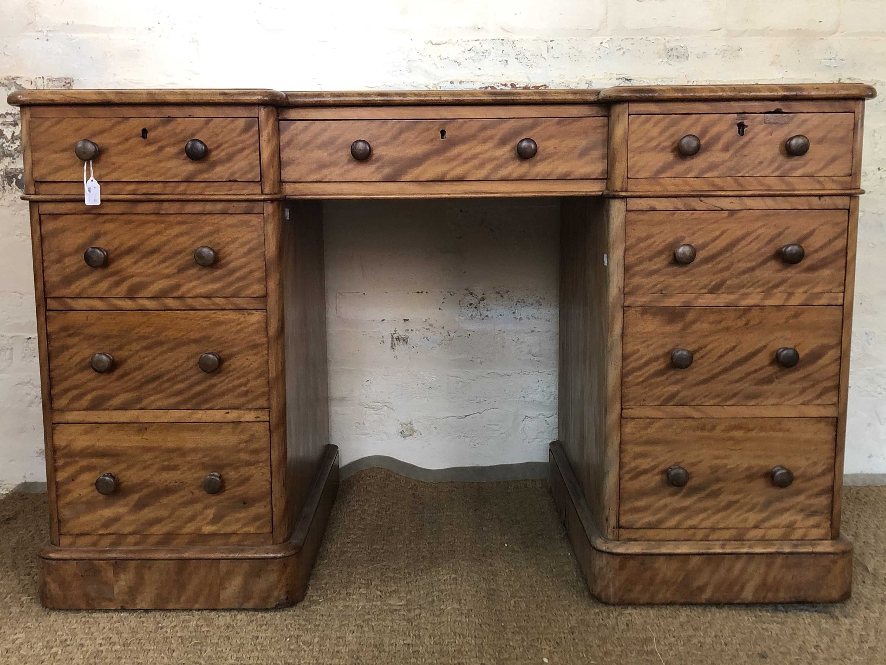 A Victorian satin walnut reverse break front pedestal desk, 122 cm x 59 cm x 80 cm high