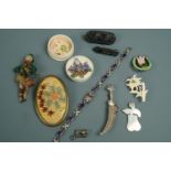 Sundry items of vintage jewellery including a white metal jambiya dagger tie clip, a Victorian jet