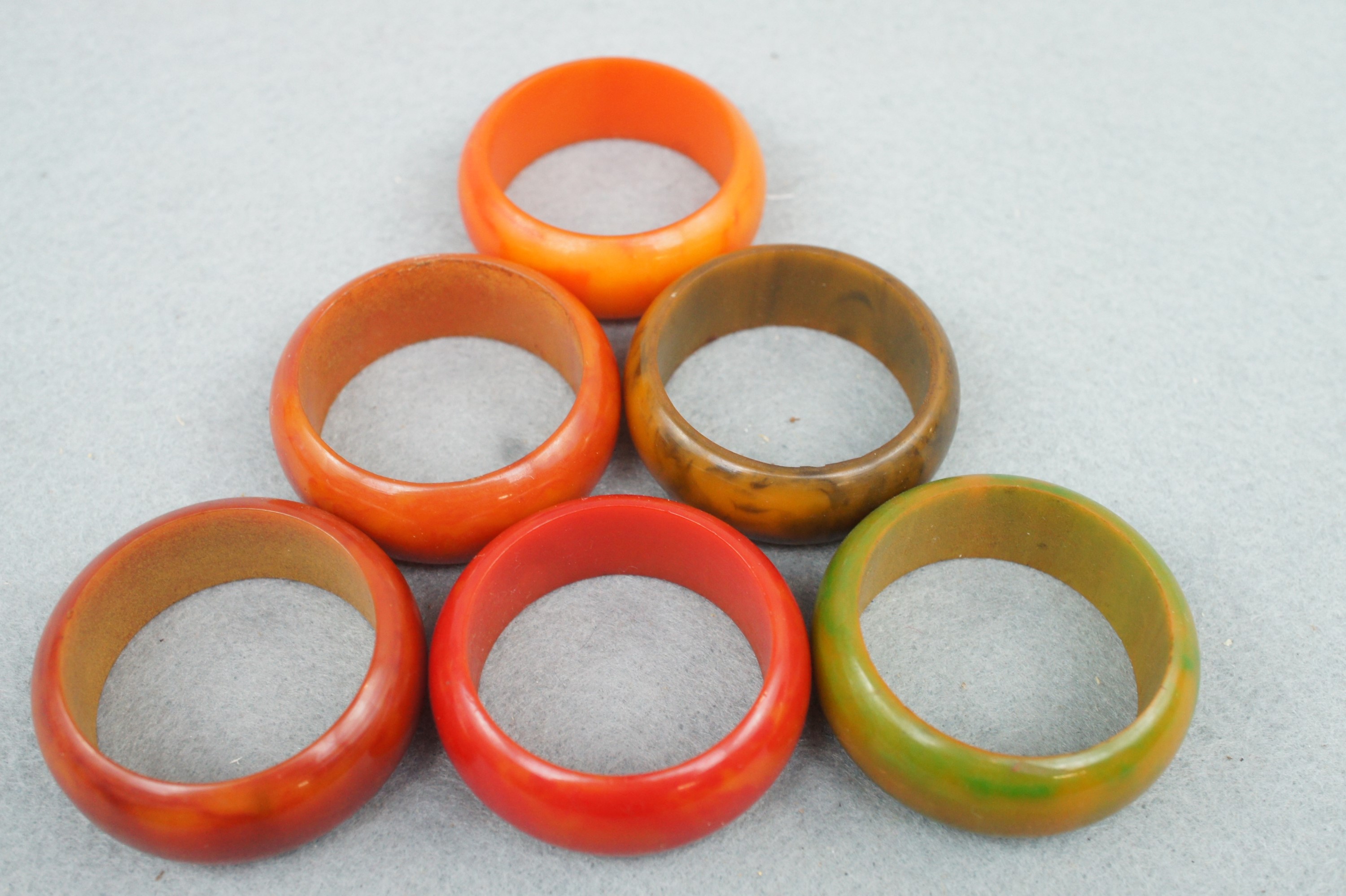 Six 1930s coloured Bakelite napkin rings