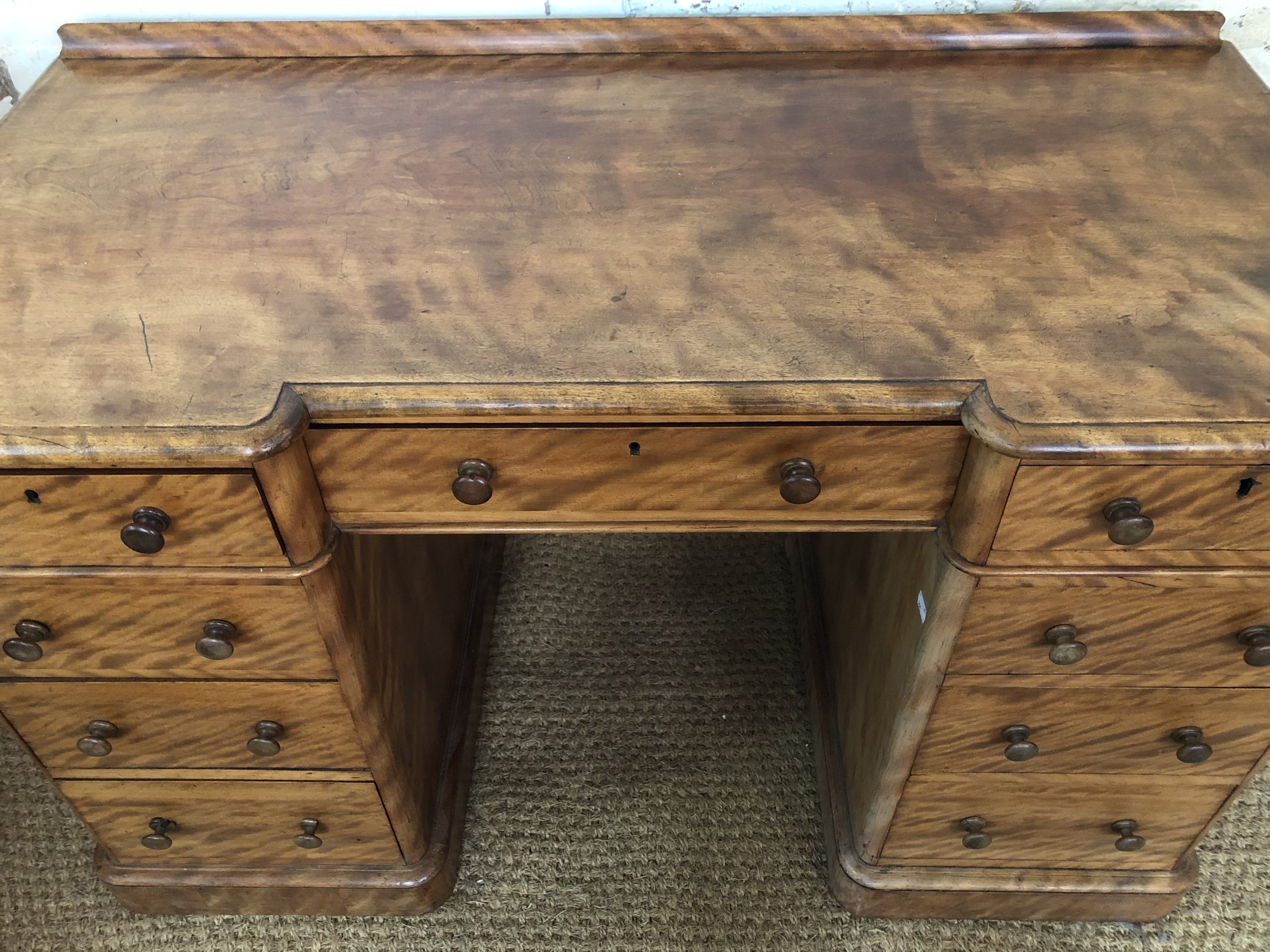 A Victorian satin walnut reverse break front pedestal desk, 122 cm x 59 cm x 80 cm high - Image 3 of 3