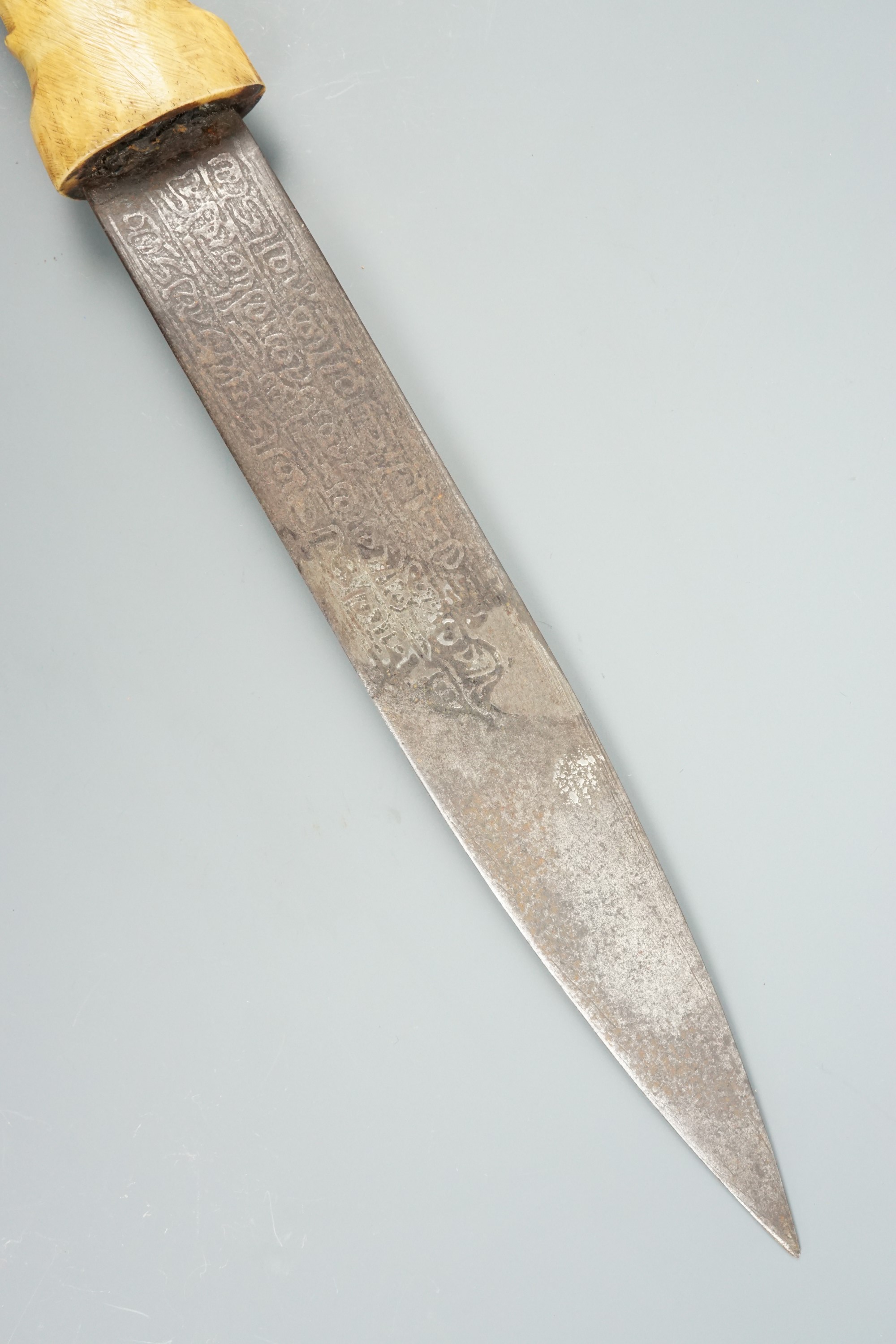 Two Middle Eastern bone-handled knives, having etched Islamic script on their blades - Image 4 of 5