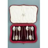 A cased set of George V silver tea spoon and sugar tongs, each having a reeded edged and cusped