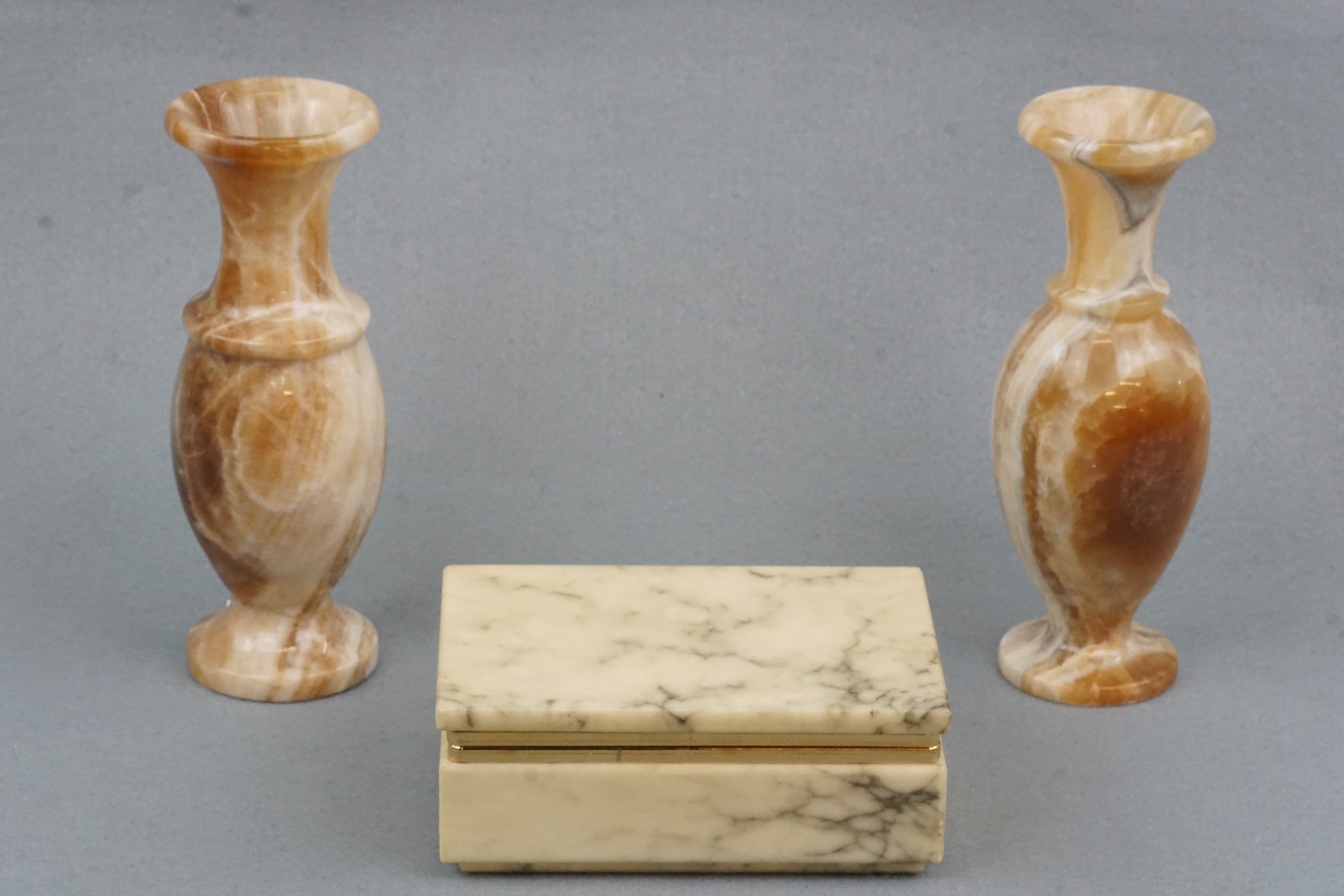 A pair of onyx vases and an Italian alabaster table box, former 20 cm