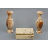 A pair of onyx vases and an Italian alabaster table box, former 20 cm