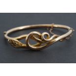 A Victorian yellow metal serpent-form hinged bangle, 6.5 x 5.5 cm